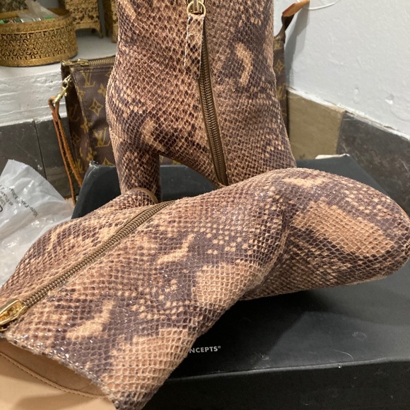 EUC Fabulous snake print ankle boots - Picture 5 of 7
